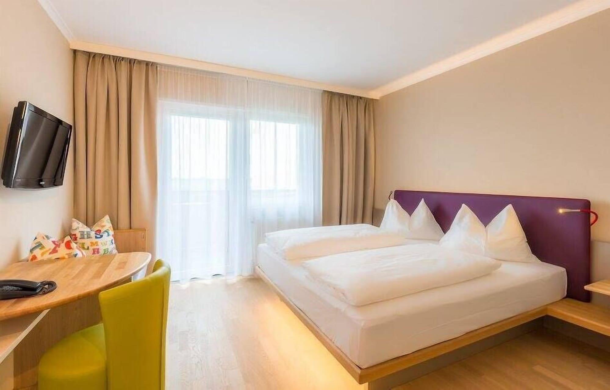 All In Red Thermenhotel Луцмансбург Екстериор снимка