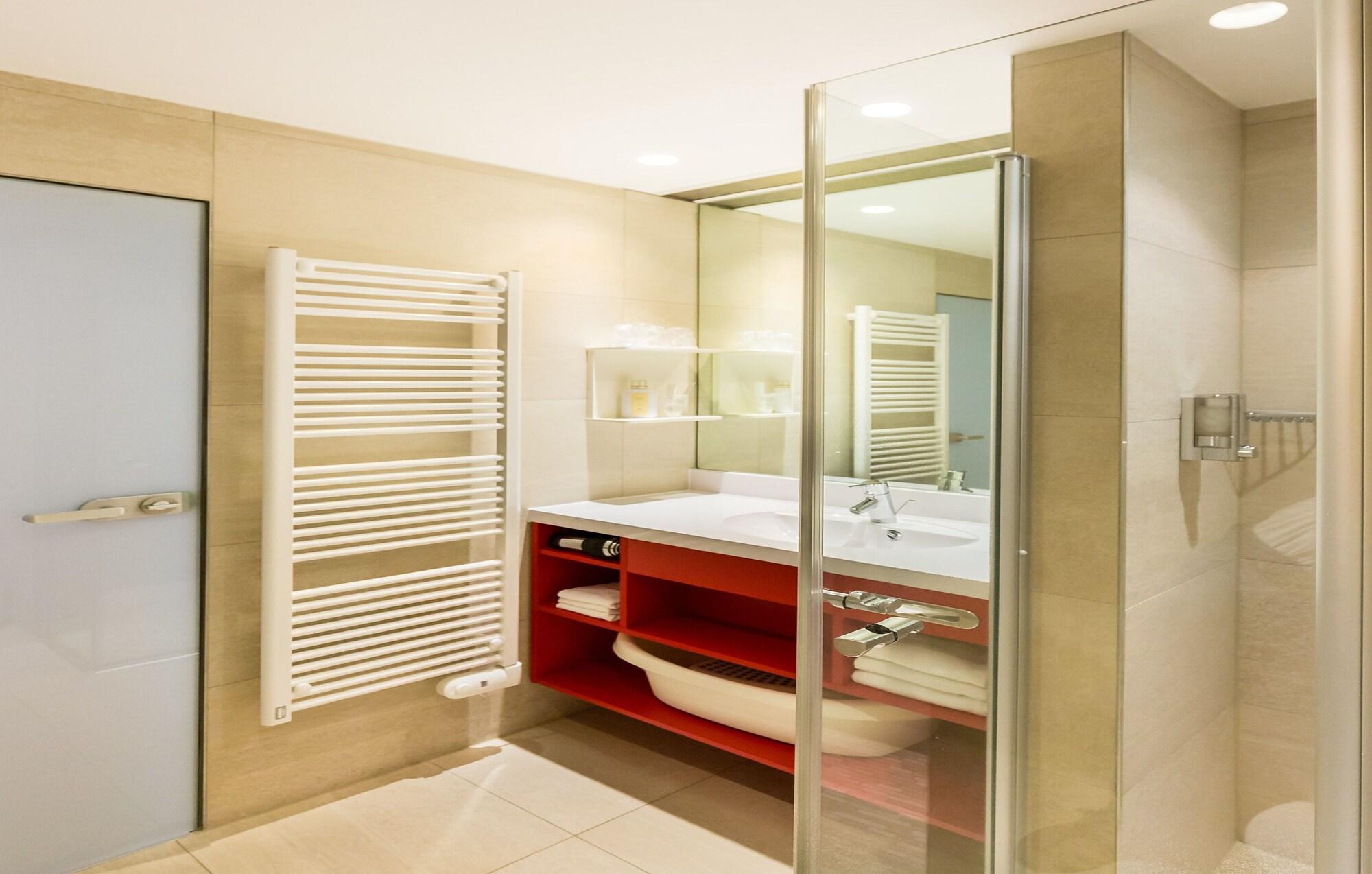 All In Red Thermenhotel Луцмансбург Екстериор снимка