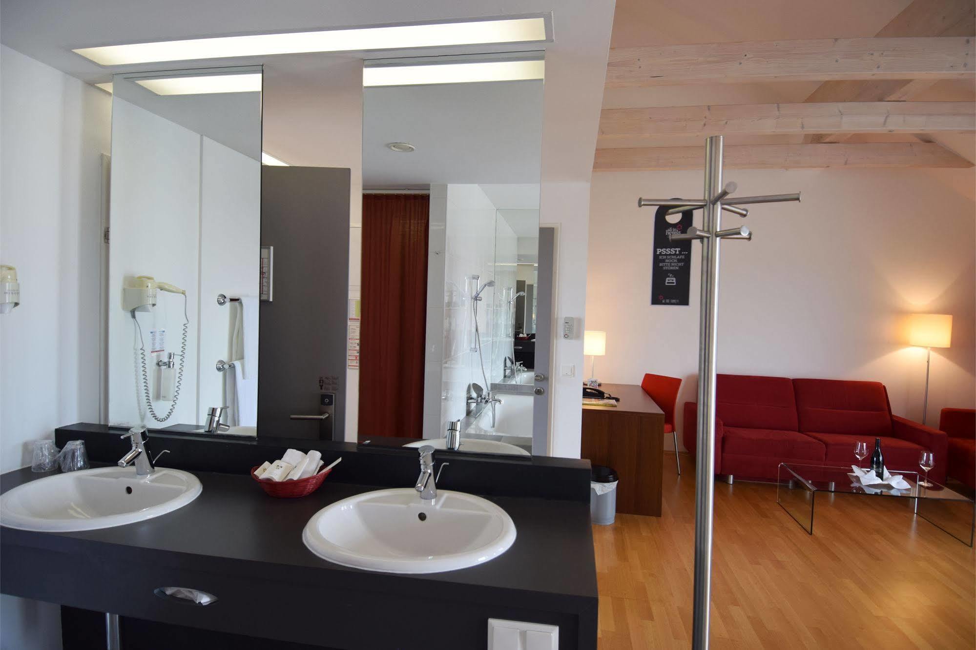 All In Red Thermenhotel Луцмансбург Екстериор снимка