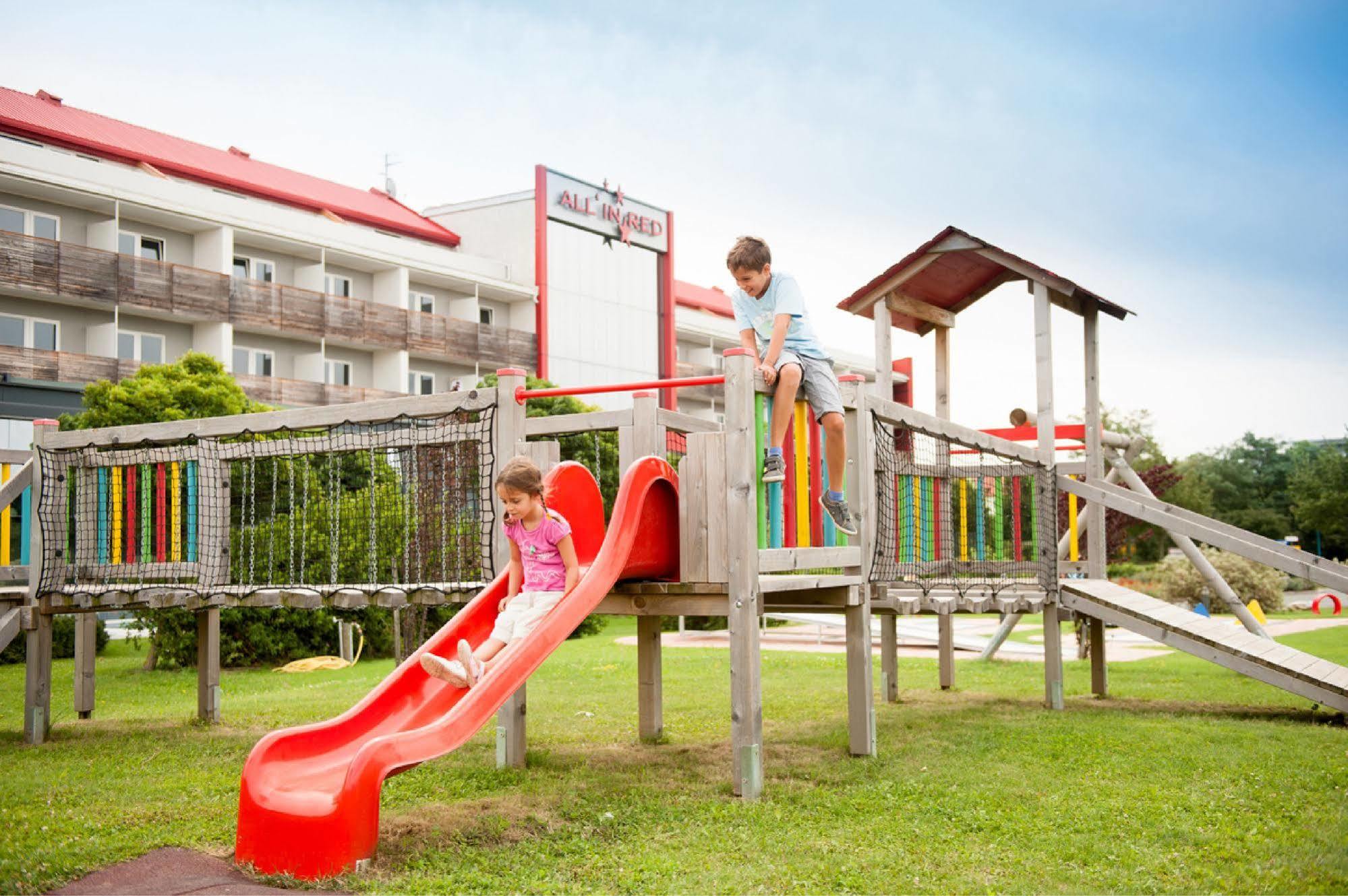 All In Red Thermenhotel Луцмансбург Екстериор снимка